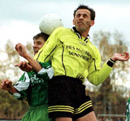 Morina im Kopfballduell